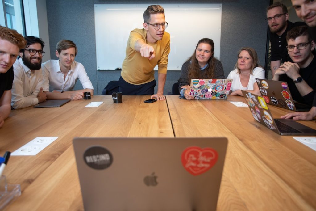 84% sehen KI als wichtigsten Marketing-Faktor: Warum DACH-KMU jetzt eine 90-Minuten-Strategie statt neuer Tools brauchen