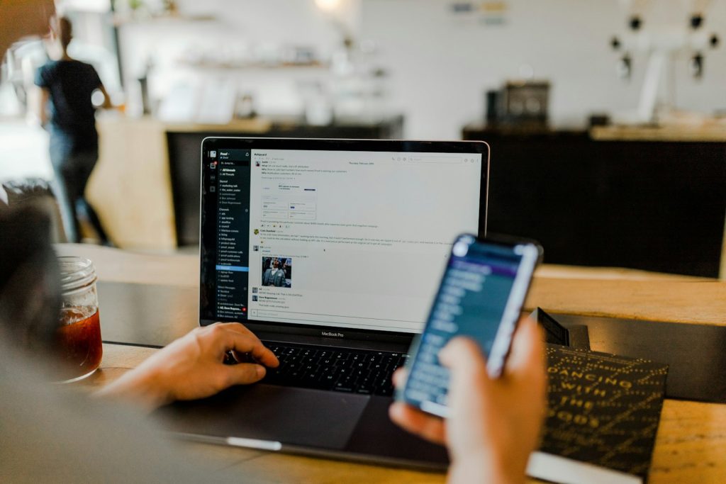 Cybersecurity-Dashboard als Symbol für NIS2 und KI-Vorfallmanagement