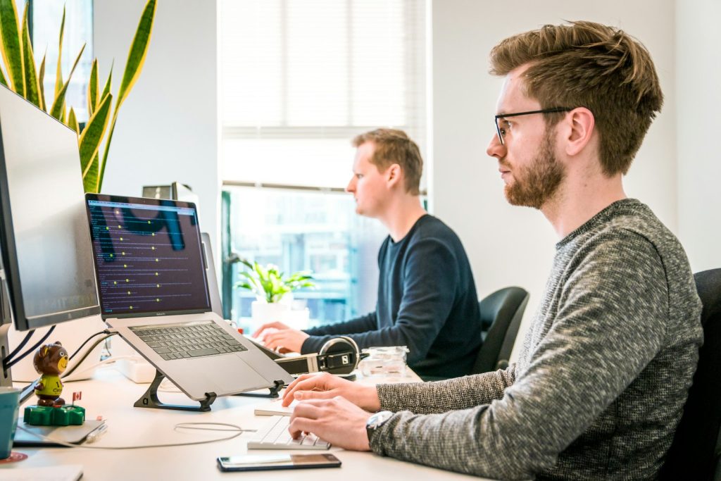 Teamarbeit am Tisch als Symbol fuer CRM-KI und Vertriebsdatenraeume