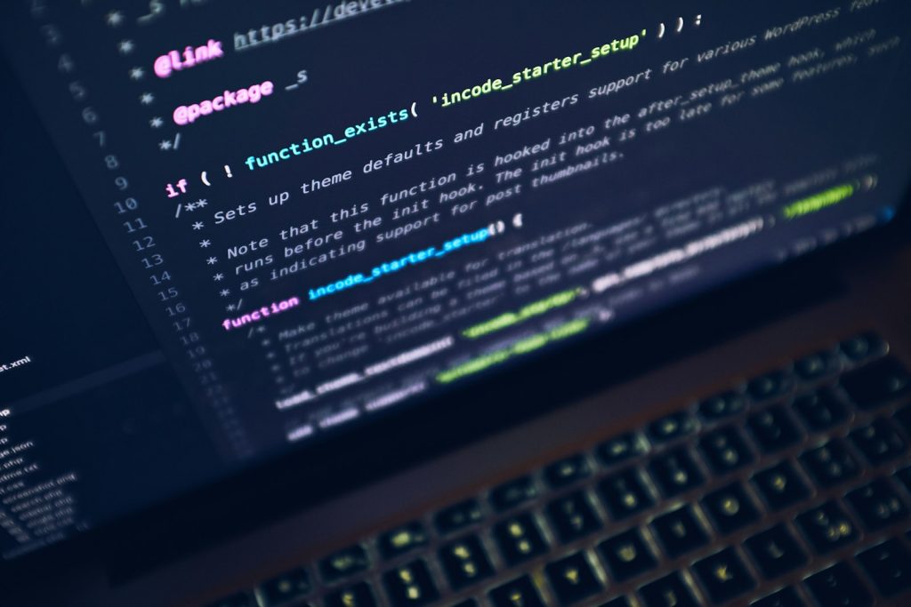 Dokumente und Laptop als Symbol für gepflegte RAG-Wissensbasis in KMU
