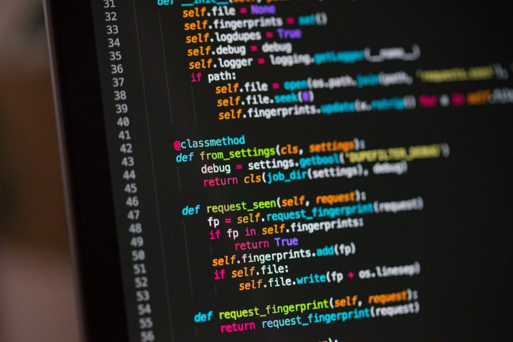 Code auf Bildschirm als Symbol für Entwickleragenten im Unternehmen