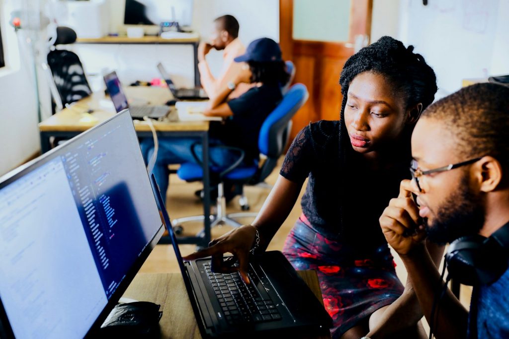 Team diskutiert agentische KI-Workflows im modernen Büro