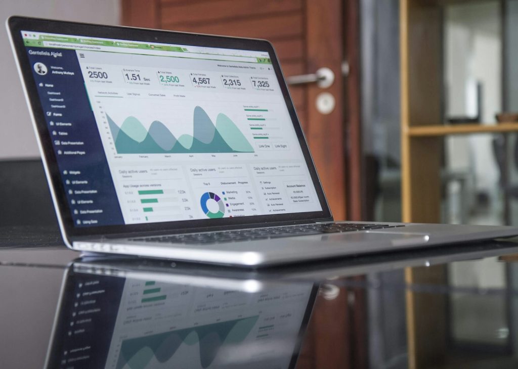 Analyse-Dashboard als Symbol für Produktseiten in der KI-Antwortsuche
