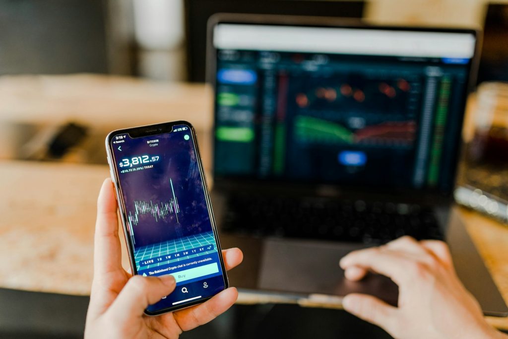 Finanzanalyse und Kostenvergleich für KI-Investitionen im Mittelstand