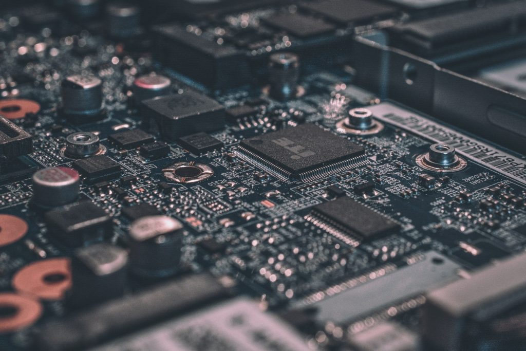 Elektronische Leiterplatte als Symbol für getrennte Speicher und Agentenarchitektur