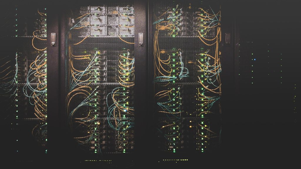 Beleuchtete Serverreihen als Symbol für den Modellvergleich in einer Cloud-Plattform