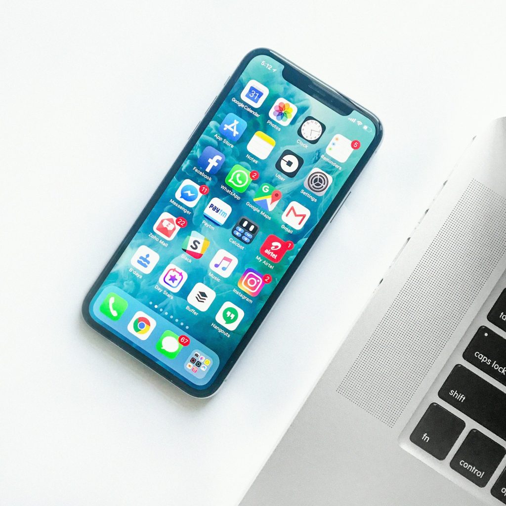 Smartphone als Symbol für Android-Interoperabilität und Anbieterwahl