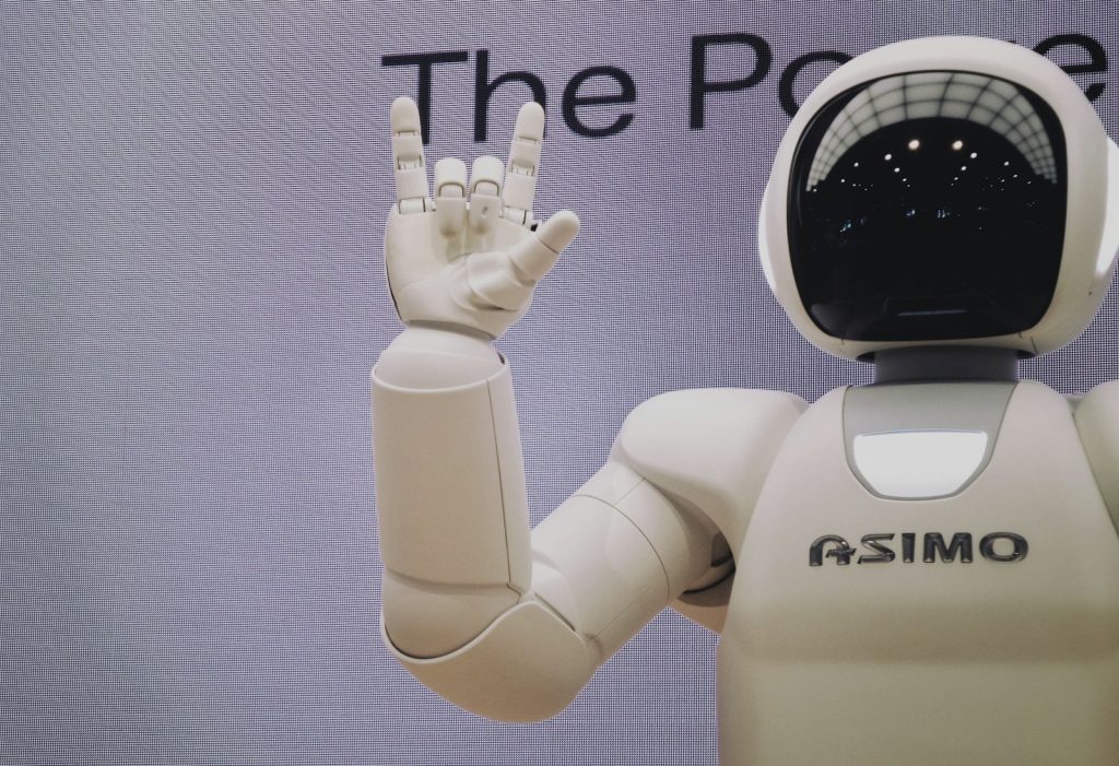 Industrieroboter in einer Fertigungsumgebung als Symbol für den Praxistest humanoider Robotik im KMU