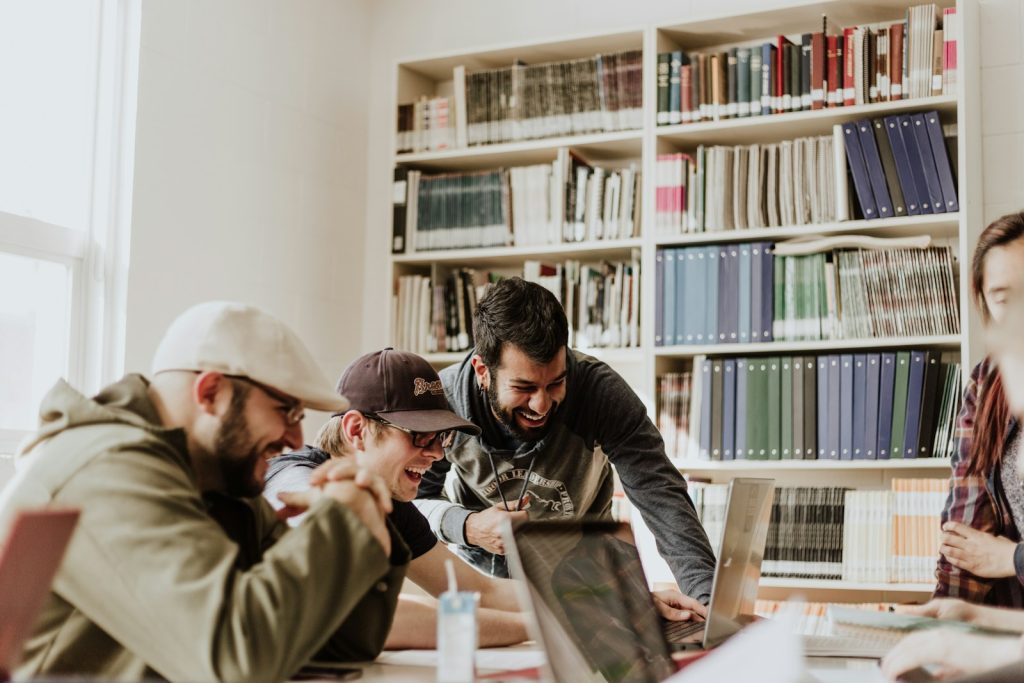 Junge Erwachsene bei einer gemeinsamen digitalen Lern- und Arbeitsaufgabe