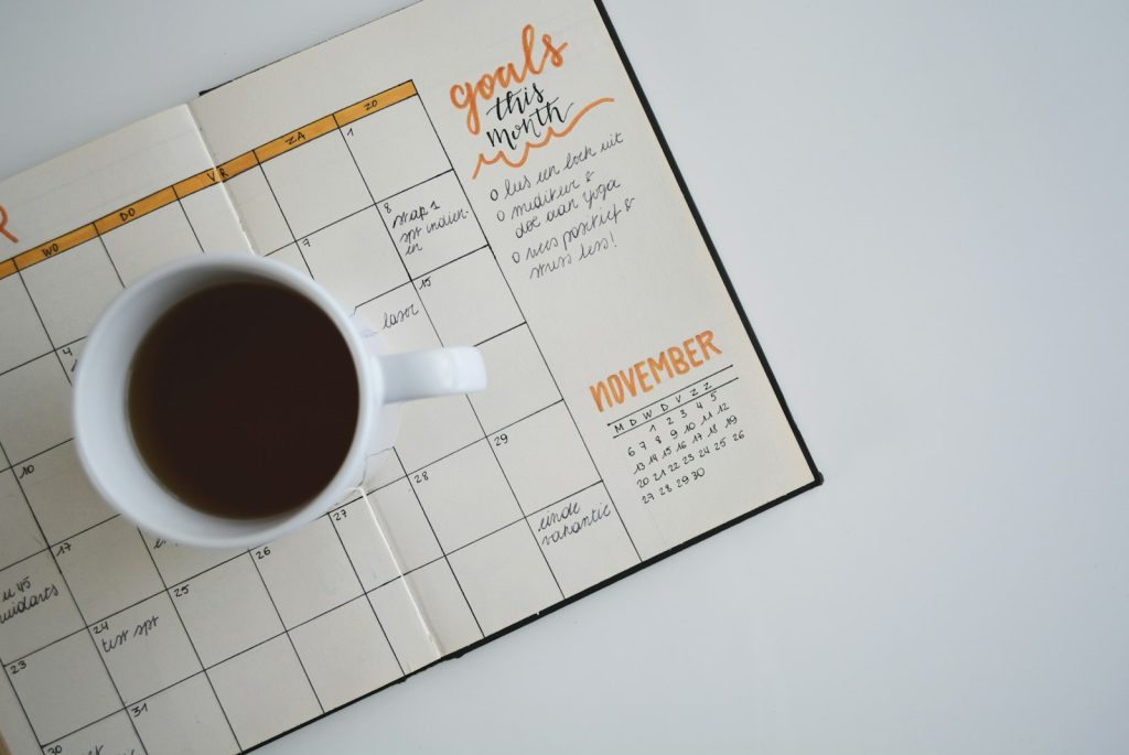 Kalender und Planungsnotizen als Symbol für sichere KI Dienstplanung im Schweizer KMU
