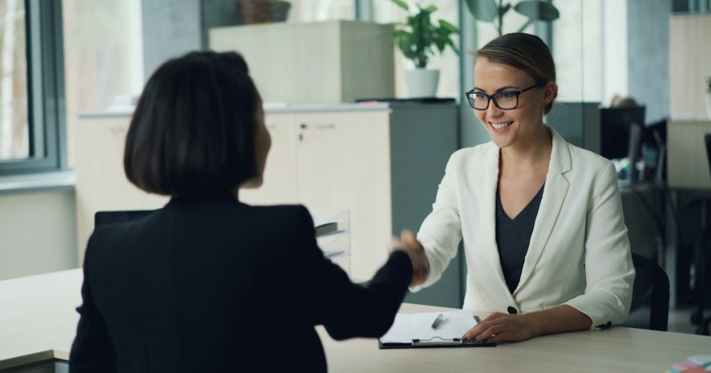 Bewerbungsgespräch zwischen zwei Fachpersonen in einem hellen Büro